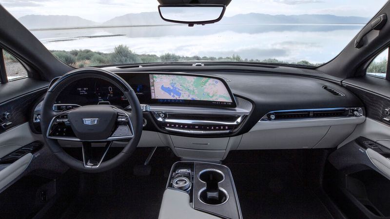 Im Cockpit zieht das breite und leicht gebogene Display alle Blicke auf sich. (Bild: GM)