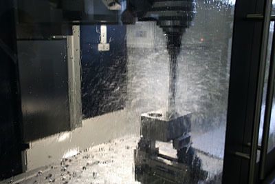 Bohren ins Volle mit einem lang auskragenden Wendeschneidplattenbohrer mit 84 mm Durchmesser auf dem Universal-Bett-Fräs- und Bohrcenter TA-25 D. (Archiv: Vogel Business Media)