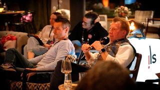 Bei innovativen Talkformaten sprach man im alpinen Ambiente des Hotels Gut Brandlhof über die Zukunft der Logistik. (Bild: ILS365)