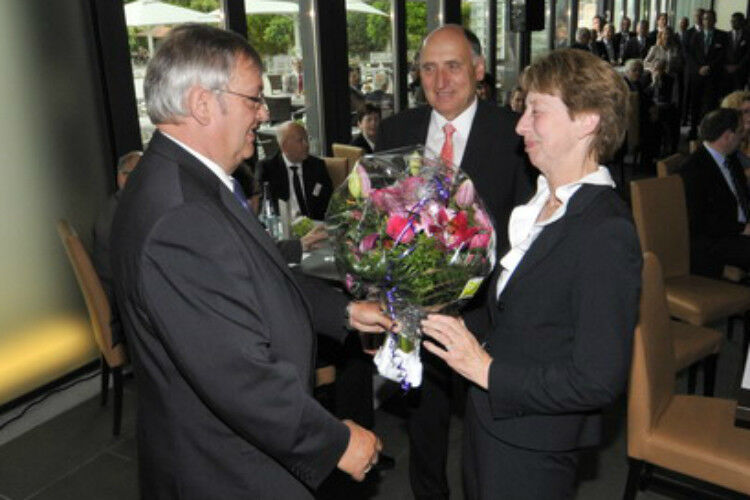 Zum Dank:  Präsident Karl-Heinz Bley (li.) überreicht Blumen an Gerhard Hösel und seine Frau Karin. (Foto: Zietz)