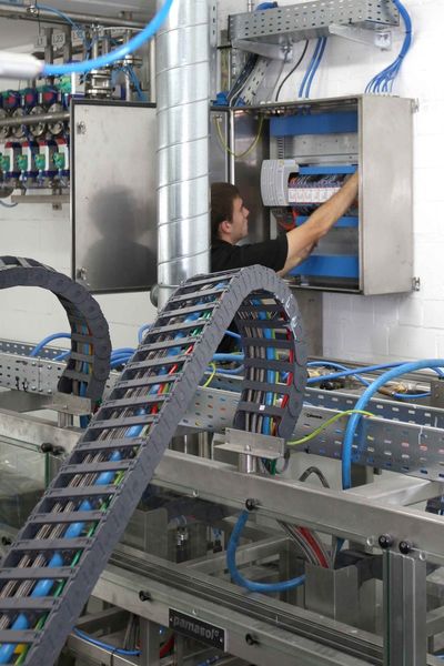 Das System kann in einem Kompakt-Schaltschrank aus Edelstahl untergebracht werden. (Bild: Bartec)