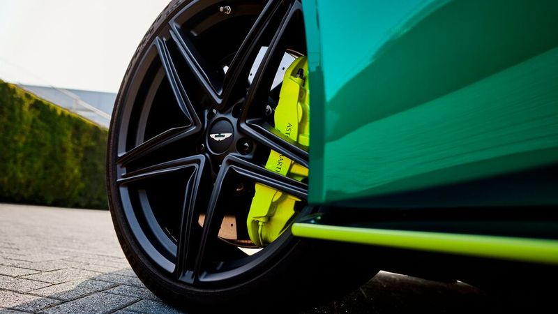 Die 21-Zoll-Leichtmetallräder sind bemerkenswert luftig. (Bild: Aston Martin)