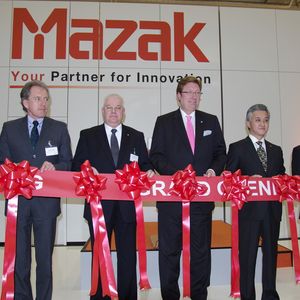 Mit der Ribbon Cutting Ceremony wurde das Mazak-Technologiezentrum in Düsseldorf offiziell eröffnet. 