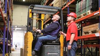 Regalinspektion durch Mitarbeiter der Firma Meta-Regalbau in Arnsberg. (Bild: Meta-Regalbau)
