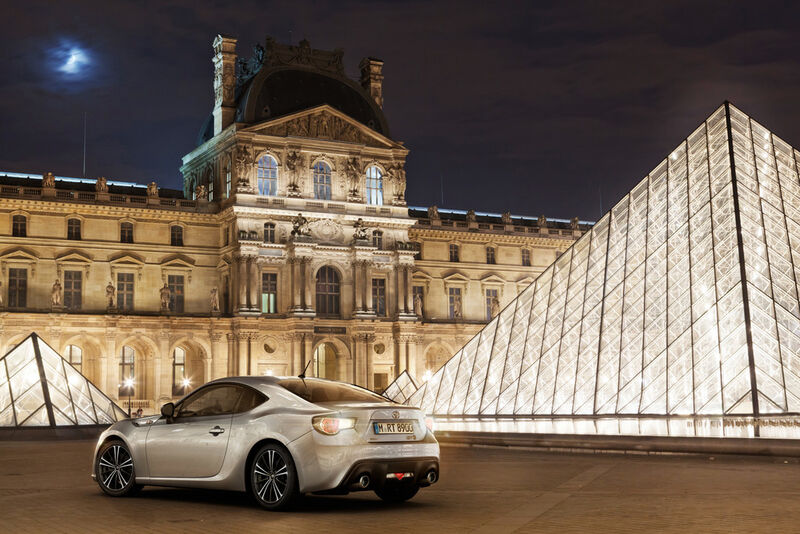 Steht ein Auto in einer Autowerbung beispielsweise vor dem Louvre, kann man davon ausgehen, dass es nur virtuell dort geparkt wurde. (Bild: RTT)