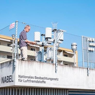 Empa researcher Christoph Hüglin collects samples of particles that are washed out of the air by rain and snow or settle due to gravity.  (Source: Empa)