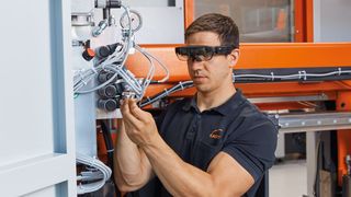 Das System Visualassistance von Kasto vereinfacht die Fernwartung von Maschinen und Anlagen. Der Anwender kann per Tablet, Smartphone oder Smart Glasses Live-Videos an die Serviceexperten senden, um Hilfe zu bekommen.  (Bild: Kasto)