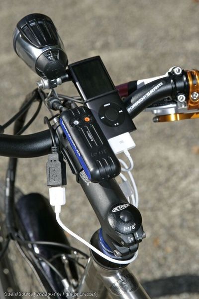 Gute Lösung für Reiseradler: Das Universal-Ladegerät pumpt den Strom vom Nabendynamo in die unterschiedlichsten Endgeräte, vom GPS-Gerät bis zur Digitalkamera. (Quelle: www.pd-f.de / gregor bresser)