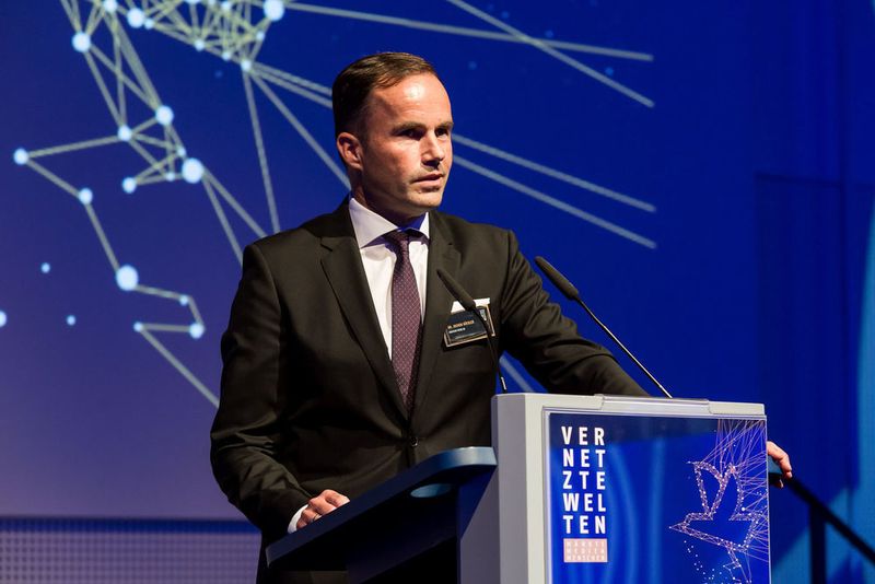Hannover-Messe-Chef Dr. Jochen Köckler hält passend zum vorausgegangenen Auftritt eine Laudatio zur Kategorie Globalization. Diese Auszeichnung unterscheidet sich von den anderen, da sich die Jury entschlossen hat... (Stefan Bausewein)