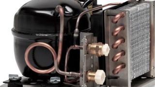 So sieht ein klassischer Kühlkompressor mit Peripherie aus. Der könnte bald Konkurrenz kriegen. Und zwar von sogenannten elastokalorischen Kühlsystemen, die am Fraunhofer-IPM entwickelt werden. Hier mehr zu den Hintergründen. (VCGDF)