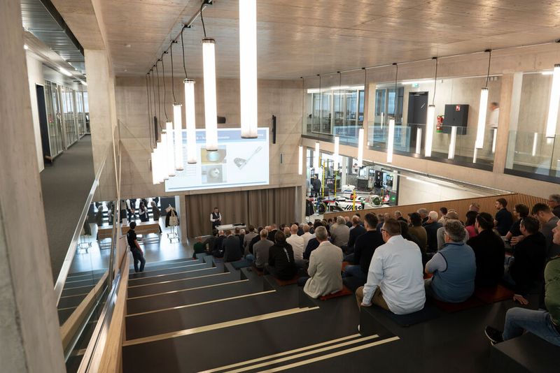 Fachvorträge von Urma und Technologiepartnern boten den Gästen spannende Einblicke in aktuelle Entwicklungen und Anwendungen der modernen Fertigungsindustrie. (Bild: Urma AG)