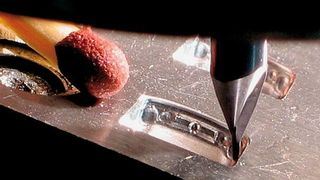 Fünfachsiges Fräsen eines Formeinsatzes mit einem Werkzeugdurchmesser von 0,5 mm; bei der Fräsbearbeitung mit kleinen Werkzeugdurchmessern stellt die Werkzeugabdrängung ein Problem dar. Bild: ISF (Archiv: Vogel Business Media)