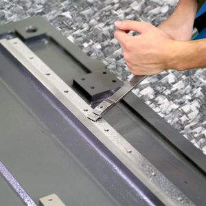 Bei Seibu sorgt die Kombination aus manuellem Schaben (Kisage-Technik) und moderner CNC-Technik für hochpräzise und langlebige Maschinenbetten.(Bild:  Urma AG)