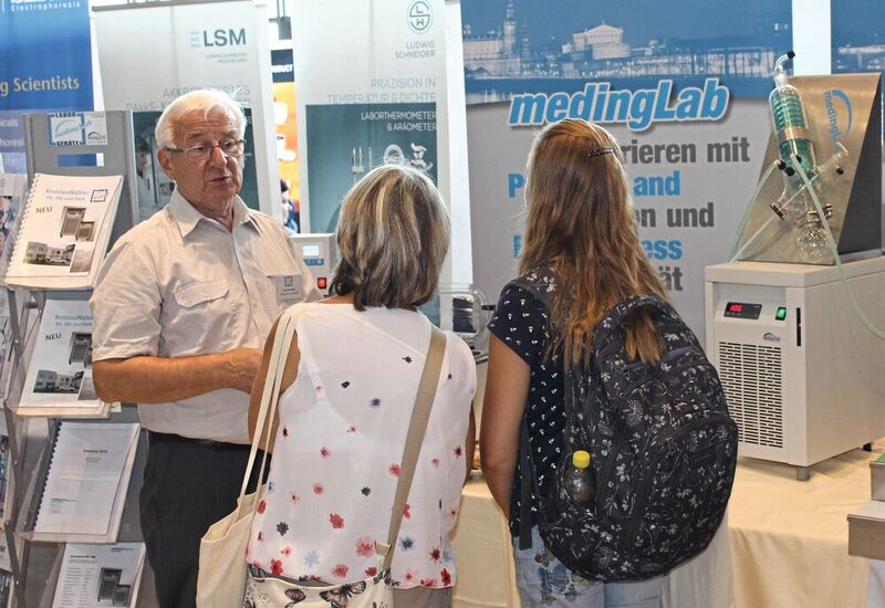 Hans-Jörg Kupka berät Interessenten am Stand von Meding Lab auf der Lab-Supply Dresden.