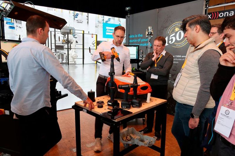 Ein Highlight am Messestand von Atlas Copco war die Schraubmontage eines iMOW-Mähroboters von Stihl mit einer eigens für Messezwecke konfigurierten Montagestation.  (Bild: D. Quitter - VCG)