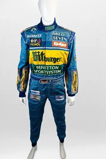 Ein von Michael Schumacher signierter Formel-1-Rennanzug von Benetton aus dem Jahr 1995 (Schätzwert 15.000 bis 20.000 Euro) ist ein bemerkenswertes Erinnerungsstück aus Schumachers zweitem Jahr, in dem er die Fahrerweltmeisterschaft gewann und Benetton auch die erste und einzige Konstrukteursweltmeisterschaft bescherte.  (Bild: RM Sotheby’s )