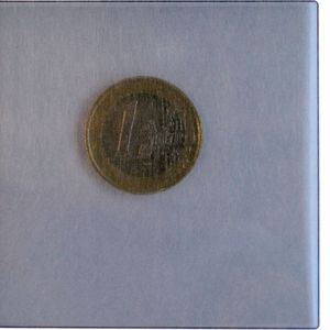 Bild 2: Aufgrund der Perforation sind die Elektroden des Stapelaktors leicht transparent. 