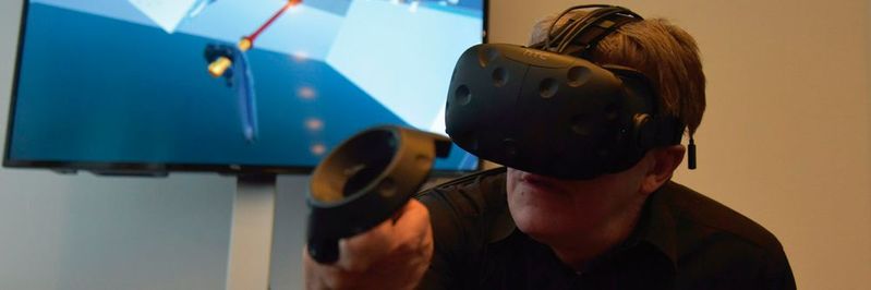 Servicemitarbeiter trainieren mit Hilfe von Virtual Reality die verschiedenen Arbeitsschritte, die für die Wartung eines Scara-Manipulators an der Reinigungszelle EcoCFlex 3 nötig sind. (Bild:  TEMA Technologie Marketing AG)