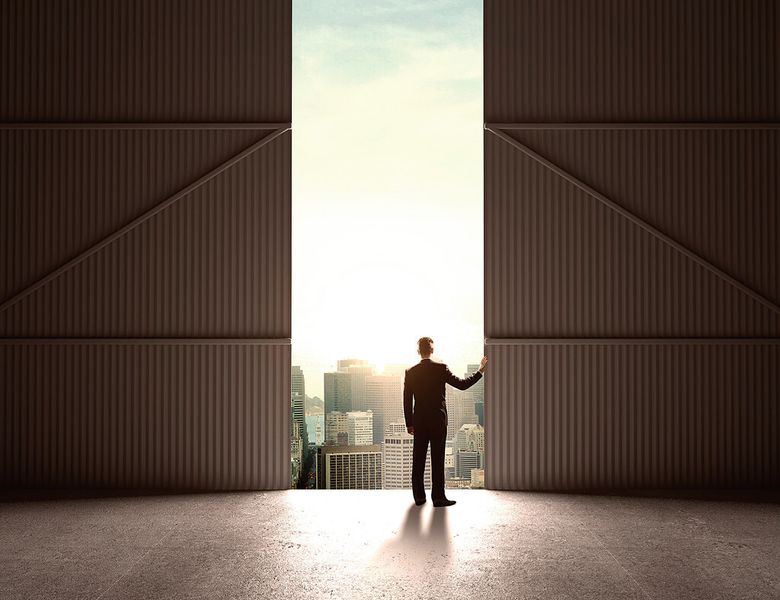 Durch Industrie 4.0 öffnet sich die Fabrikhalle anderen Unternehmensbereichen sowie der Außenwelt und wird dadurch angreifbar. (© peshkova - Fotolia)
