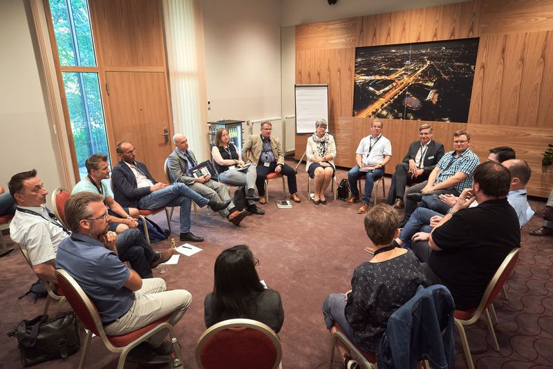 … und lädt im Anschluss zum Erfahrungstausch im Roundtable ein. (Vogel IT-Akademie)