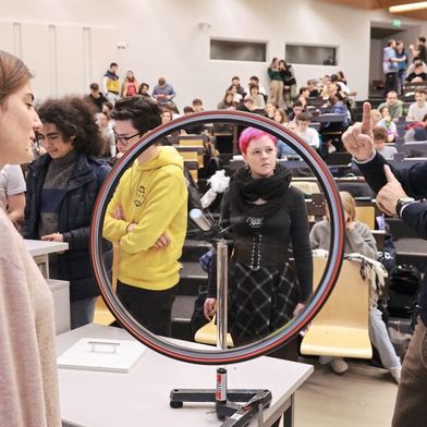 Pour Nicolas Grandjean, avec l'avènement de l'IA, le corps professoral doit adapter ses méthodes d'apprentissage pour motiver les étudiants à continuer à assister aux cours et aux séances d'exercices. (Source : Alain Herzog)