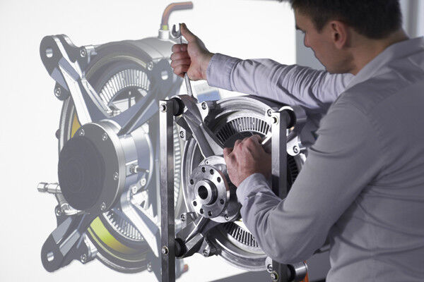 To implement the world-record motor, Siemens' experts scrutinized all the components of previous motors and optimized them up to their technical limits. New simulation techniques and sophisticated lightweight construction enabled the drive system to achieve a unique weight-to-performance ratio of five kilowatts (kW) per kilogram (kg). (Image source: Siemens)