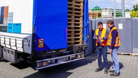 Palettenlieferung: Musste Utz früher mangels Transparenz bis zu zweimal im Monat einen kompletten Lkw mit neuen Europaletten ordern, war dies seit dem Systemstart im gesamten Jahr 2026 bisher nur ein einziges Mal notwendig.(Bild:  Georg Utz)