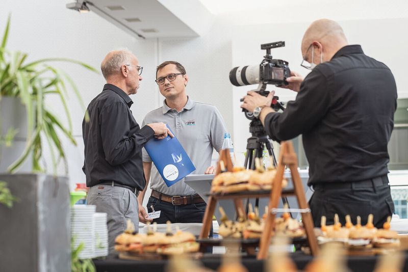 Unter dem Motto „Power of Electronics” versammelten wir am 18. und 19. Oktober 2022 sechs Elektronikkonferenzen in Würzburg: Entwicklerforum Leistungselektronik, DC/DC-Wandler-Tag, Schaltnetzteiletag, Batteriepraxis Forum, Praxisforum Elektrische Antriebstechnik und Cooling Days. Auch 2023 findet Power of Electronic statt. Merken Sie sich bereits jetzt den Termin vor: 17. bis 18. Oktober 2023.  (Bild: Stefan Bausewein )