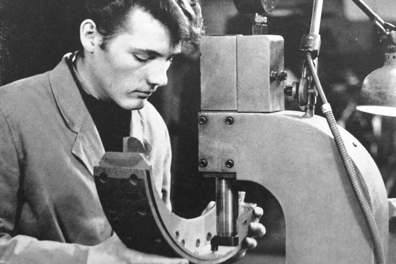 Lange Zeit wurden Beläge klassisch neu aufgenietet. (Bild: Textar)