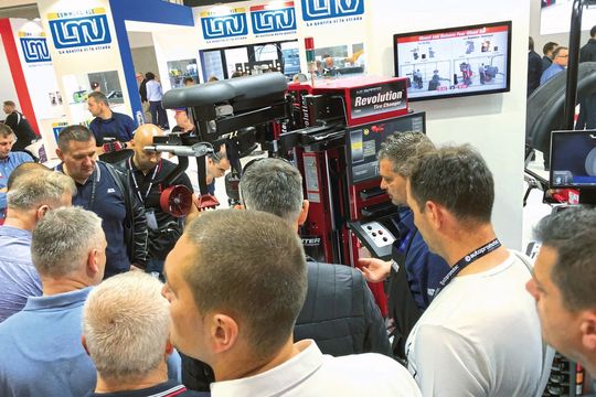 An vielen Messeständen umlagerten die Besucher dicht gedrängt vor allem die Vorführungen von hochpreisigen und vernetzbaren Servicegeräten.(Bild:  Holz/»kfz-betrieb«)