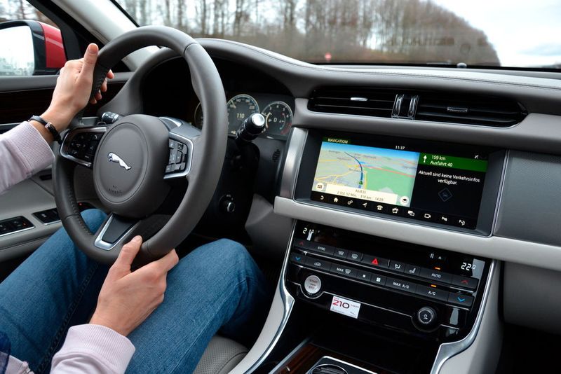 Aber wer in einem Jaguar XF sitzt, der kann auch einen Stau gut ertragen. (Michel / »kfz-betrieb«)