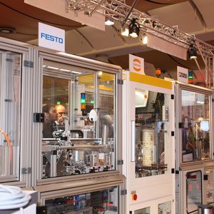 Gemeinsam mit rund einem Dutzend namhafter Industriepartner und Branchengrößen hat das DFKI mit der Smart Factory KL erstmalig eine vollständige Produktionslinie realisiert, in der die einzelnen Module unterschiedlicher Hersteller mit verschiedenen Steuerungsarchitekturen nahtlos zusammenarbeiten.