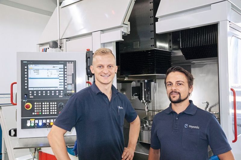 Fertigungsleiter Christoph Sauter (rechts) und sein Kollege Martin Haug vor der 2-achsigen Vertikaldrehmaschine von Hembrug. (Myonic)