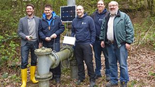 Die Wächter der RAG AG Tagesöffnungen im Feldeinsatz an einer Protegohaube, 
die als Flammendurchschlagsicherung dient (v.l.): Stefan Schnell (RAG), Filip Schmachtenberger (THGA), Bastian von Gruchalla (THGA), Steffen Kruse (THGA) und Prof. Bernd vom Berg (THGA).
 (Sigfox)