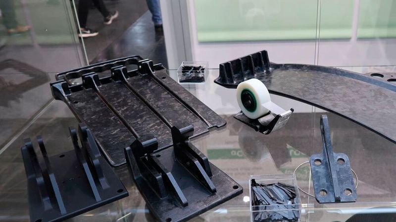 Platz 3: Wissenswertes für Konstrukteure von der Hannover Messe: Die Schweizer Firma Nägeli Swiss zeigte mit seiner Technologie „automated Composite Compression“ (aCC) neue Möglichkeiten zur Herstellung von Hochleistungs-Composites-Strukturbauteilen in Serie. Dabei werden UD-Tapes zu Faserchips gestanzt und anschließend zu  Hochleistungs-Strukturbauteilen gepresst. (Bild: D.Quitter - VCG)