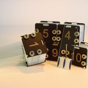 Abb. 4B: Der InsituPro bietet unterschiedliche Module für die Bearbeitung von Whole-Mounts oder Dünnschnitten auf Slides, wobei in wenigen Minuten zwischen den Modulen gewechselt werden kann. Slides werden in speziellen Haltern so eingesetzt, dass in einer temperaturgeregelten Kammer wiederum jedes Slide einzeln inkubiert werden kann.(Bild:  CEM)