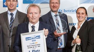 Ein Prosit auf den Erfolg: Hahn Automobile aus Fellbach hat den Service Award 2014 in der Kategorie Pkw gewonnen. (Foto: Bausewein)