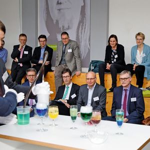In Würzburg traf sich Anfang Februar das erste gemeinsame Bildungspanel „Verantwortung in ungestümen Zeiten“ der Initiative Junge Forscherinnen und Forscher e.V. (IJF) und der Vogel Stiftung Dr. Eckernkamp.