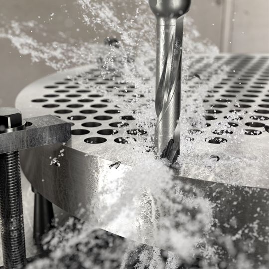 Aufgrund seiner speziellen -M5-Geometrie steigert der Corodrill DE10 nach Aussage von Sandvik Coromant die Produktivität beim Bohren und optimiert dabei noch die Arbeitsabläufe.(Bild:  Sandvik Coromant)