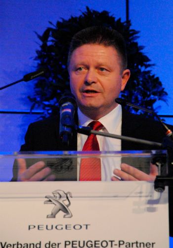 Bernhard Kalcher, Präsident des österreichischen Peugeot-Partnerverbands, gab einen Einblick in die Situation der Händler und Service-Partner in der Alpenrepublik.  (Foto: Baeuchle)