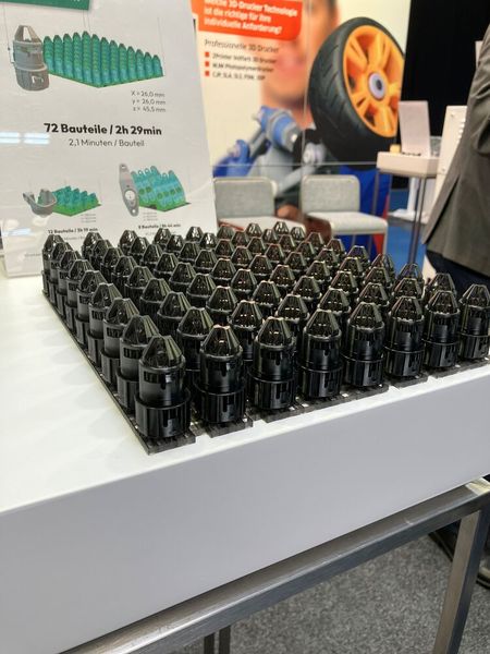 Kisters, Distributor von 3D-Systems, zeigte das neue Verfahren PSLA – eine Mischung aus der altbewährten Stereolithographie mit einer neuen Art der Belichtung. Damit ist eine Fertigung in kurzer Zeit möglich. (Bild: VCG/Juliana Pfeiffer)