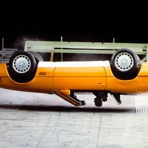 Der SL hatte automatische Überrollbügel, hier ein Überschlagsversuch.(Bild:  Daimler)