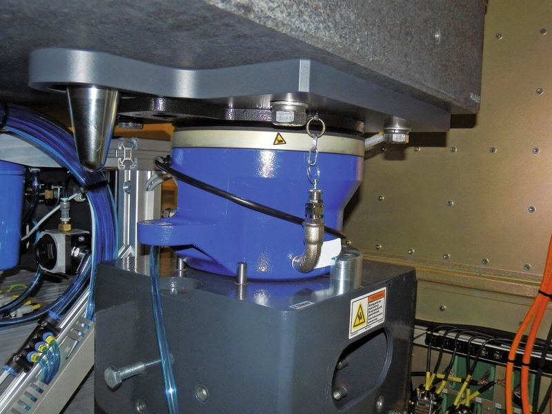 Die niederfrequenten Luftfederelemente vom Typ PAL mit automatischer Niveauregulierung dienen an der Maschine zur Schwingungsisolierung bzw. Entkoppelung von Umgebungsschwingungen. (Bild: ACE)