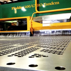 Fladder entwickelte und baute für einen amerikanischen Hersteller von Wärmetauschern eine Maschine zum Entgraten von überdimensionalen und schweren Blechen mit 5 mm Dicke und 3200 mm Breite.