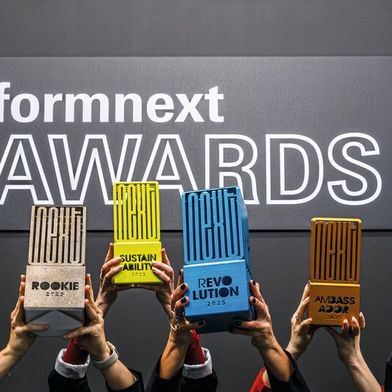 So sehen die Awards aus, die die Mesago Messe Frankfurt im Rahmen der Formnext vergeben wird. Es handelt sich, wie man sieht, um sechs Kategorien, für die jetzt jeweils mindestens drei Finalisten feststehen. Lesen Sie hier, wer die jeweilige Jury von sich überzeugen konnte ... (Bild: Mesago / M. Jacquemin)