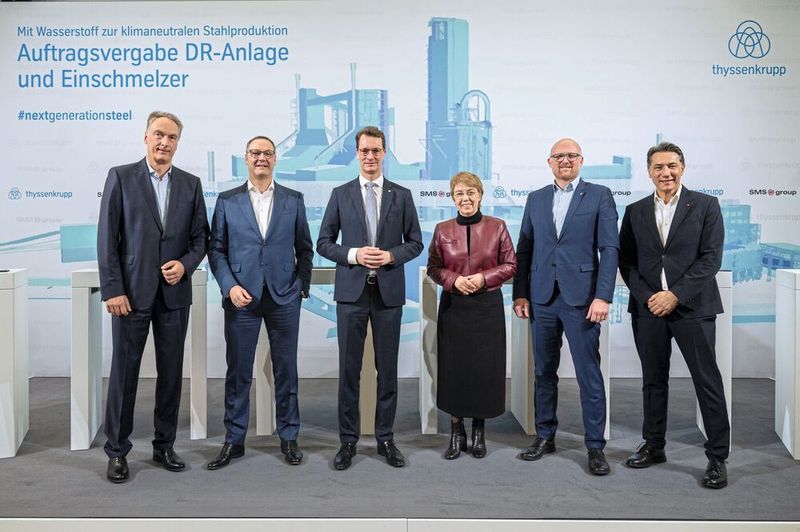Das Land NRW und die Bundesregierung wollen den Bau der ersten wasserstoffbetriebenen Direktreduktionsanlage finanziell unterstützen. Im Bild (v.l.): Bernhard Osburg, Burkhard Dahmen, Hendrik Wüst, Martina Merz, CEO Thyssenkrupp; Sören Link, Oberbürgermeister von Duisburg und Tekin Nasikkol, Gesamtbetriebsratsvorsitzender Thyssenkrupp Steel. (Bild: SMS group)