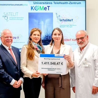 Thüringens Gesundheitsministerin Katharina Schenk (3.v.l.) überreichte den Zuwendungsbescheid für das Universitätsklinikum Jena (UKJ) an Prof. Dr. Ekkehard Schleußner, Direktor der Klinik für Geburtsmedizin am UKJ (rechts). Links im Bild: Prof. Dr. Otto W. Witte, medizinischer Vorstand, und Corinna Jendges, kaufmännischer Vorstand des UKJ. (Bild: Rodigast/UKJ)