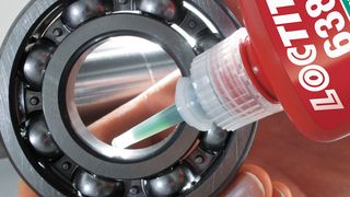 Als Fügeklebstoffe für Lager, Buchsen, Zahnräder und zylindrische Teile in Gehäusen und auf Wellen bieten Loctite 638 und Loctite 648 eine höhere Kraftübertragung sowie eine gleichmäßigere Spannungsverteilung, wodurch Reibkorrosion verhindern wird. (Bild: Henkel)