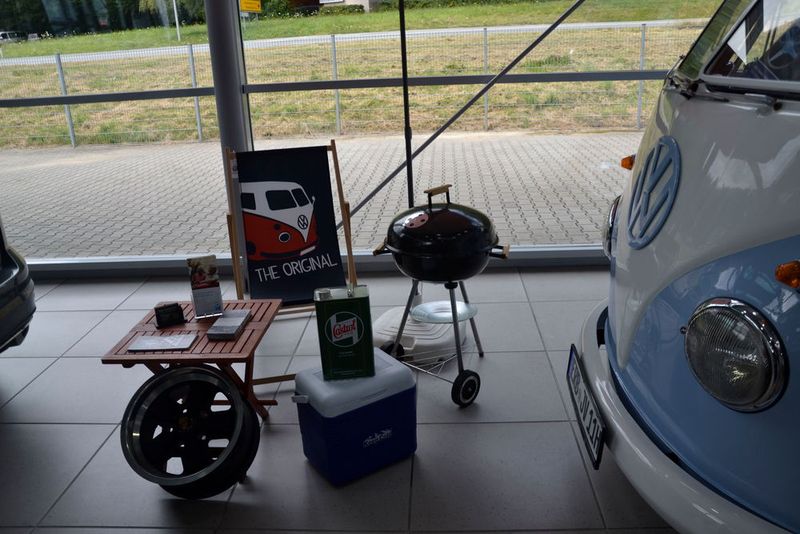 Im Showroom legt das Autohaus großen Wert auf eine ansprechende Präsentation. (Bild: Mauritz/»kfz-betrieb«)