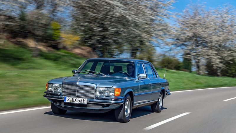 Einen 450 SEL 6.9 zu fälschen, sprich aus einem „normalen“ W 116 einen „Sechsneuner“ zu machen, dürfte ziemlich schwierig sein. Schließlich wurde der entsprechende Motor M 100 außer in diesem (und dem Vorgänger 300 SEL 6.3) nur noch in der Repräsentationslimousine 600 verbaut. Und bei diesem dürfte Schlachtfahrzeuge, oder auch einzelne Motoren, ziemlich rar gesäht sein. (Bild: Mercedes-Benz)